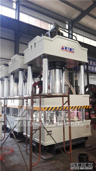 500噸三梁四柱油壓機(jī)車(chē)間