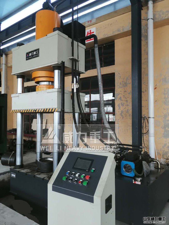 500噸伺服四柱油壓機客戶使用現(xiàn)場